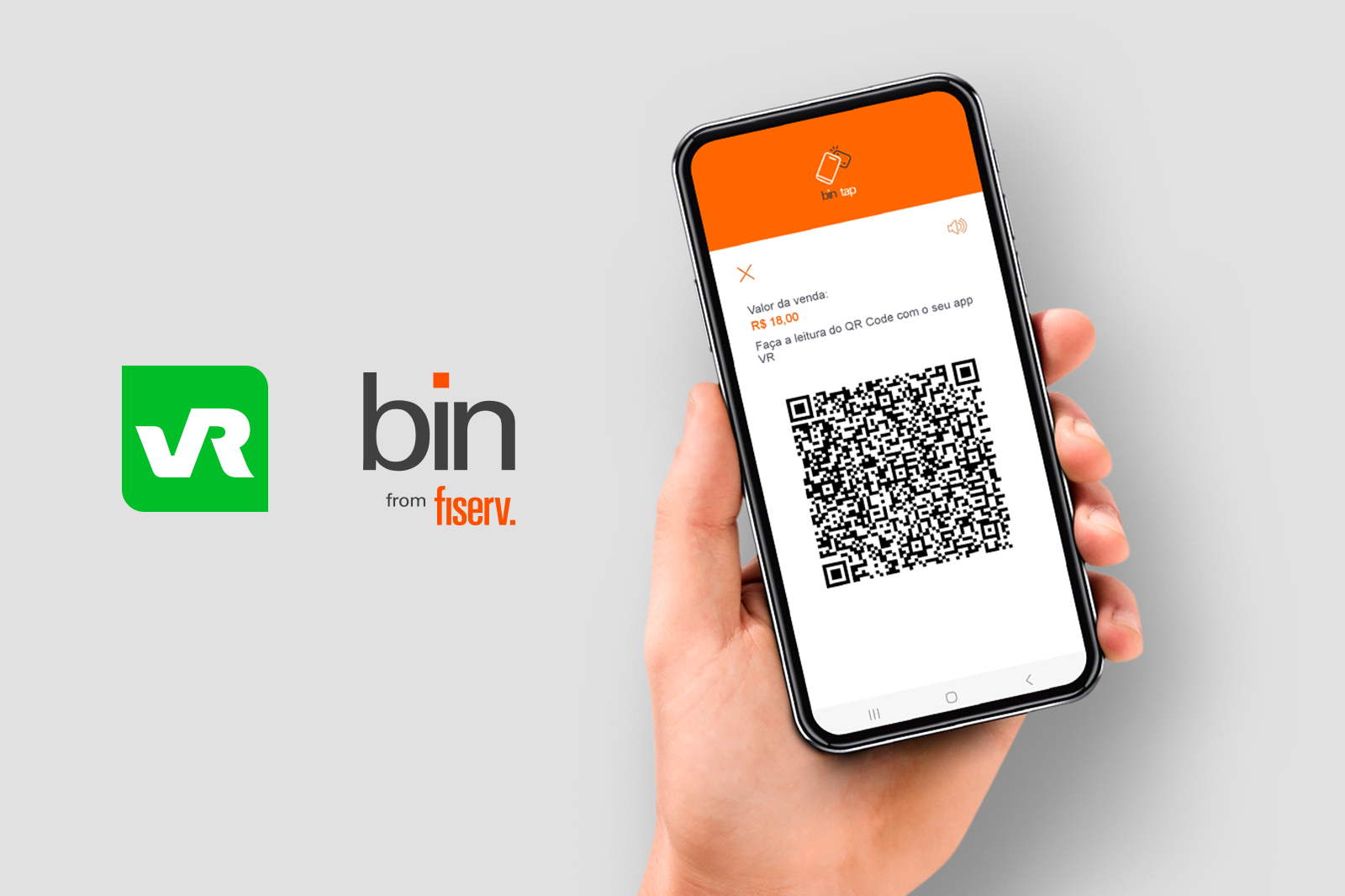 Uma mãoo segura um celular com QR Code da VR na tela. Ao lado, os logos da VR e da Bin