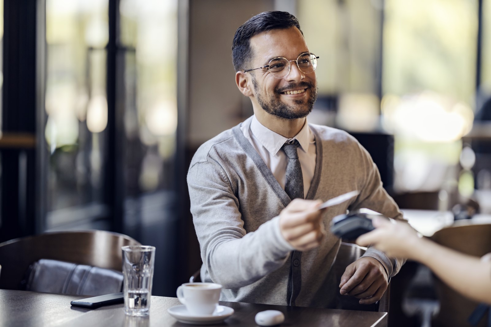 Cliente com meio de pagamento por aproximação na maquininha Bin