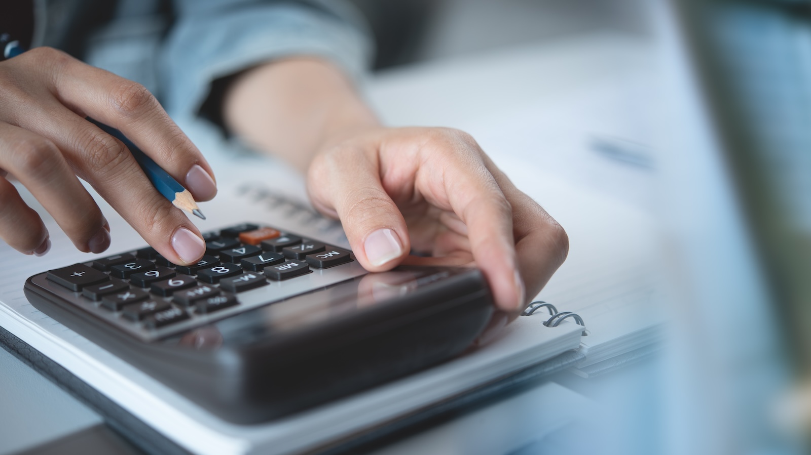 Empreendedor organizando as finanças para se preparar para a reforma tributária