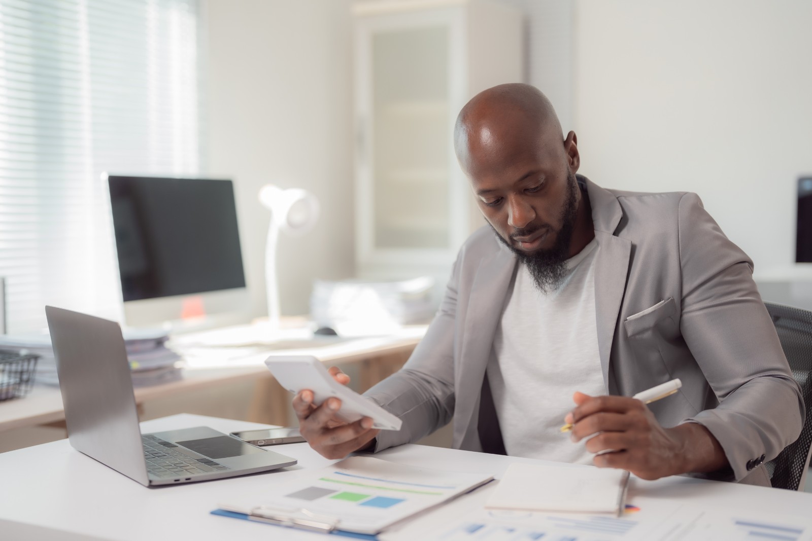 Empreendedor preocupado com o impacto das vendas perdidas por falta de meios de pagamentos, analisando dados no computador.