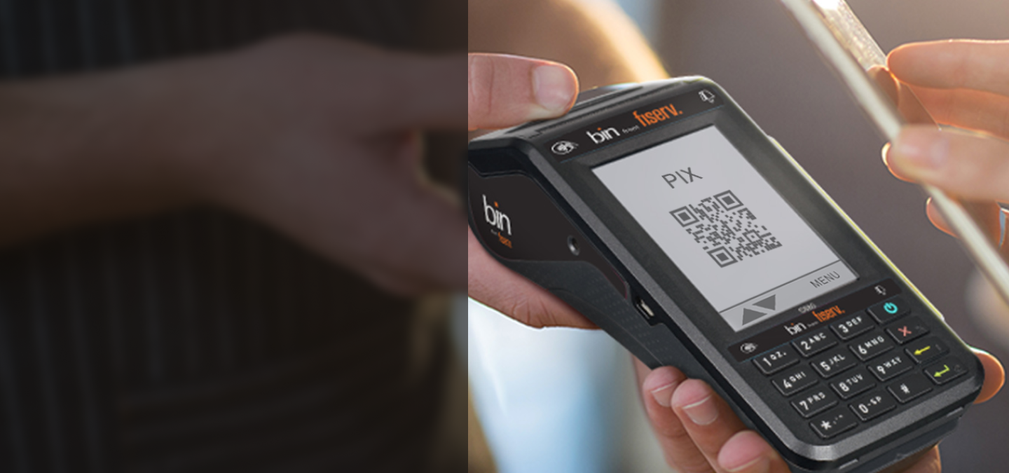 Imagem de um celular e um qr-code
